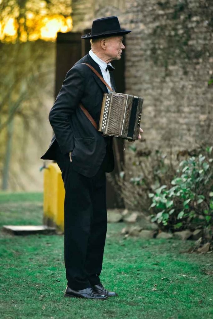Visitas guiadas teatralizadas: un vecino protagonista como antaño viendo los horarios.